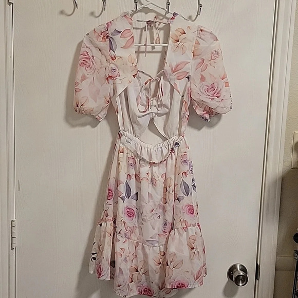 Adorable Dreas, size small, perfect for Spring! - Picture 4 of 5